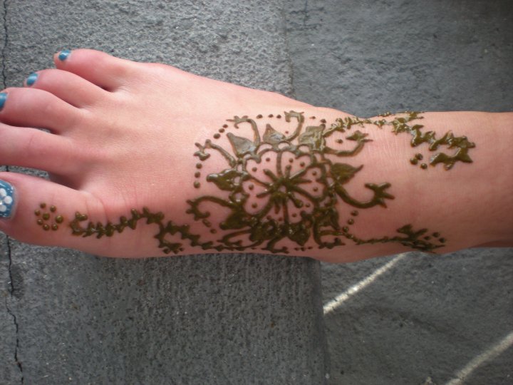 How to Make Henna Paste and Apply to Skin