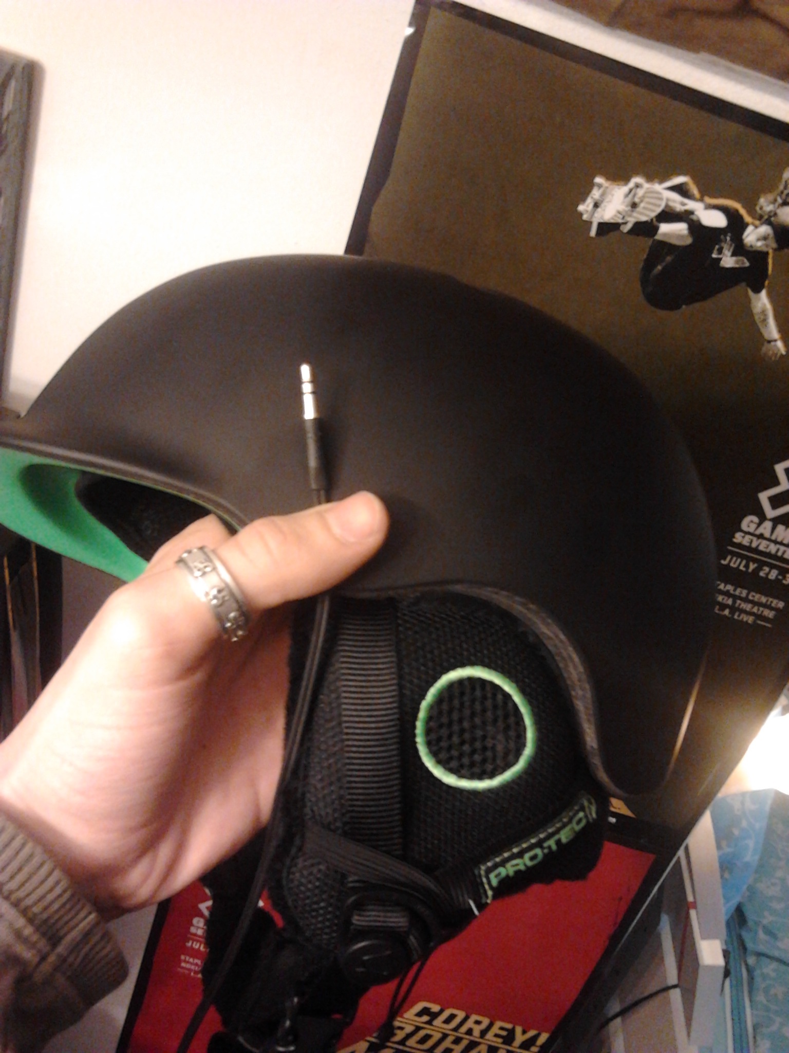 How to create an helmet integrated audio system from a normal pair of headphones