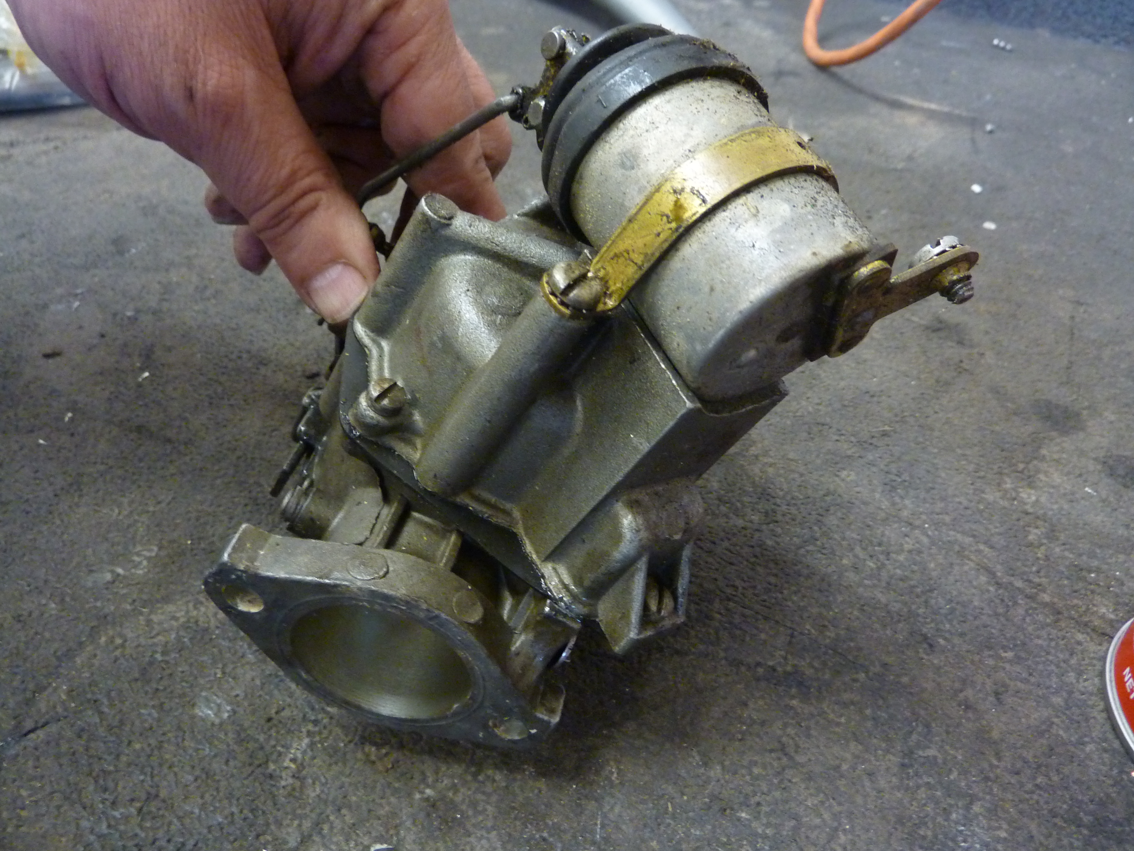 How remove an outboard motor carburetor