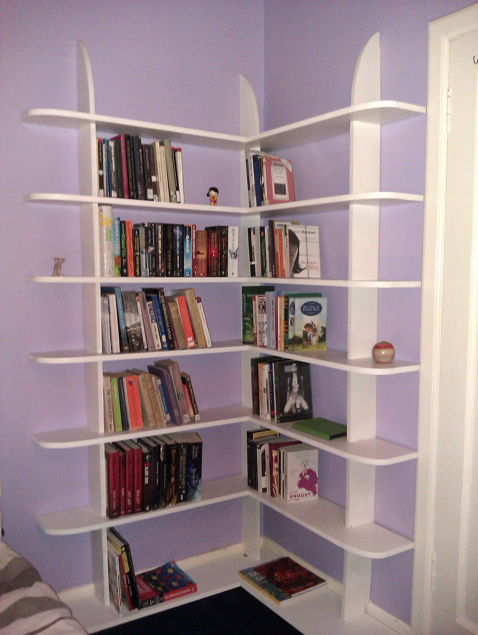 Stylish and easy to make corner bookshelf