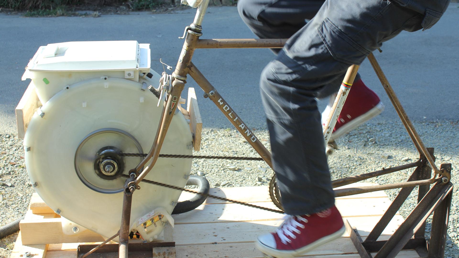 Make a Spin Dryer From a Discarded Washing Machine Drum,  an Abandoned Bicycle and a Pallet.