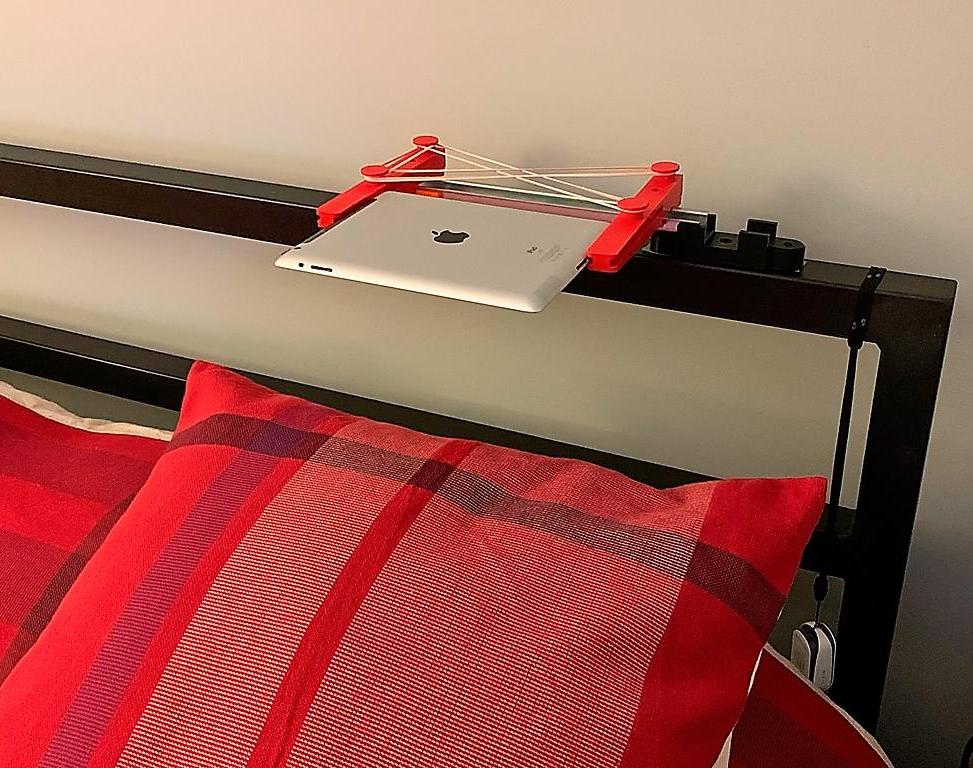 A Simple Magnetic Ipad Stand for a Lazy Night of Netflix