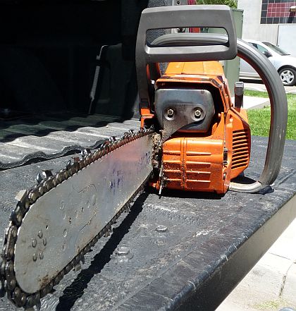 How To Tighten a Chainsaw Chain
