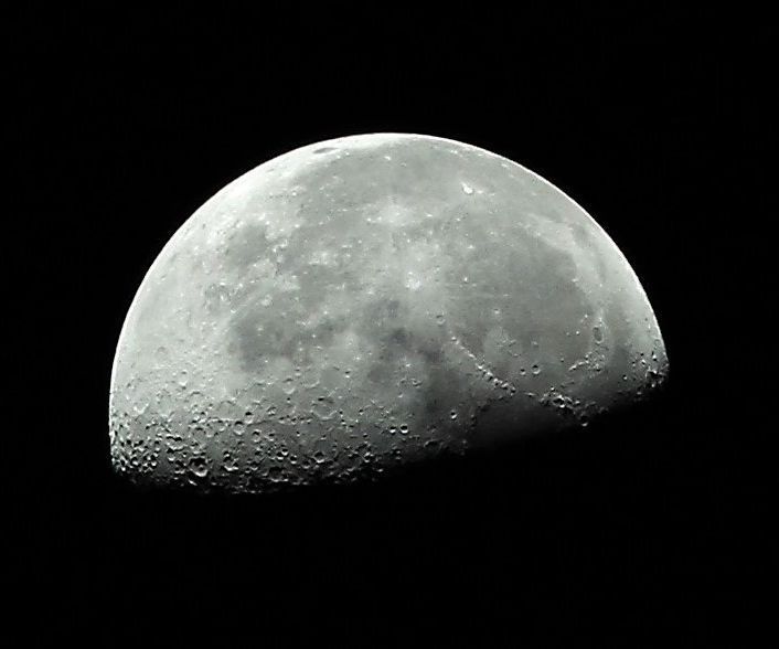 Moon Photography Guide for Beginners (using an Entry-level Camera and Kit Lens)