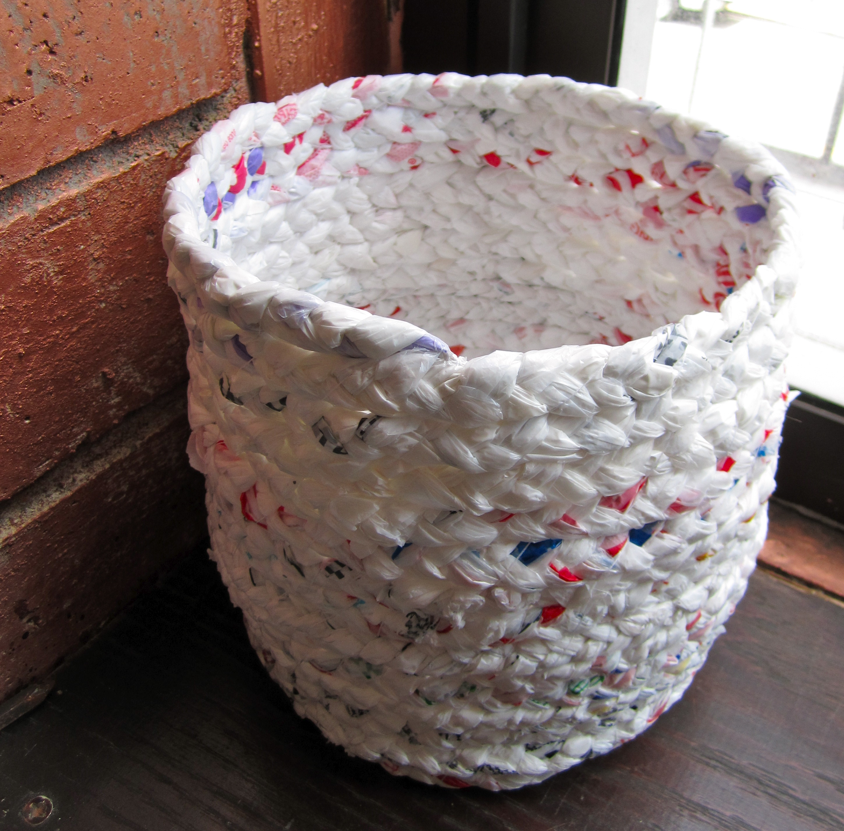 make a basket out of plastic bags