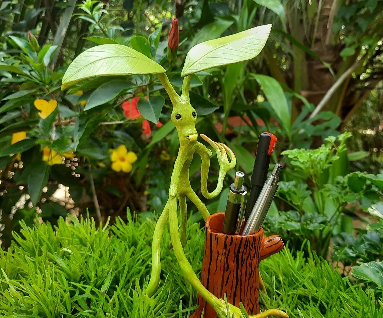 Sculpting Pickett the Bowtruckle Pen Stand
