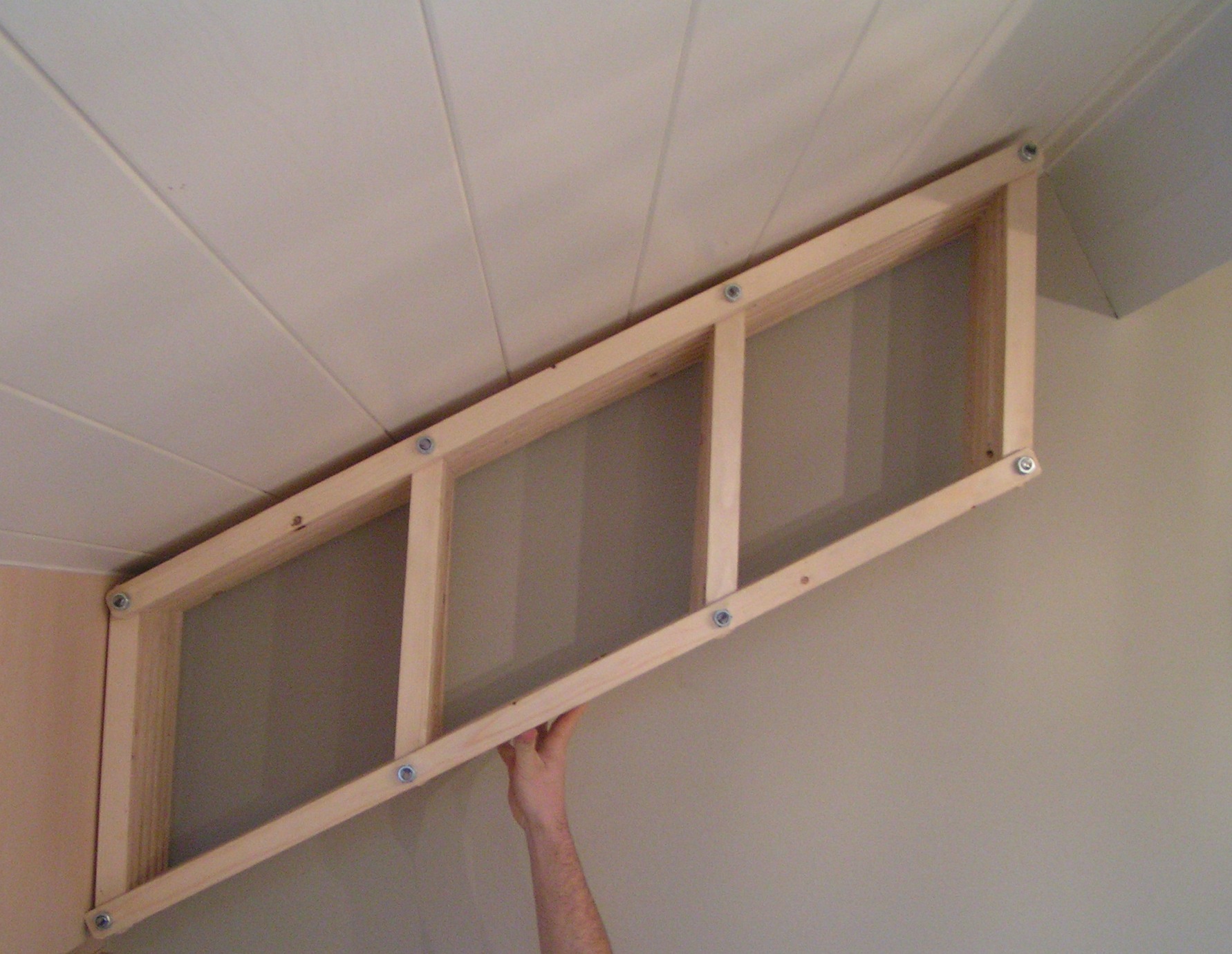 Adjustable bookshelf for angled walls